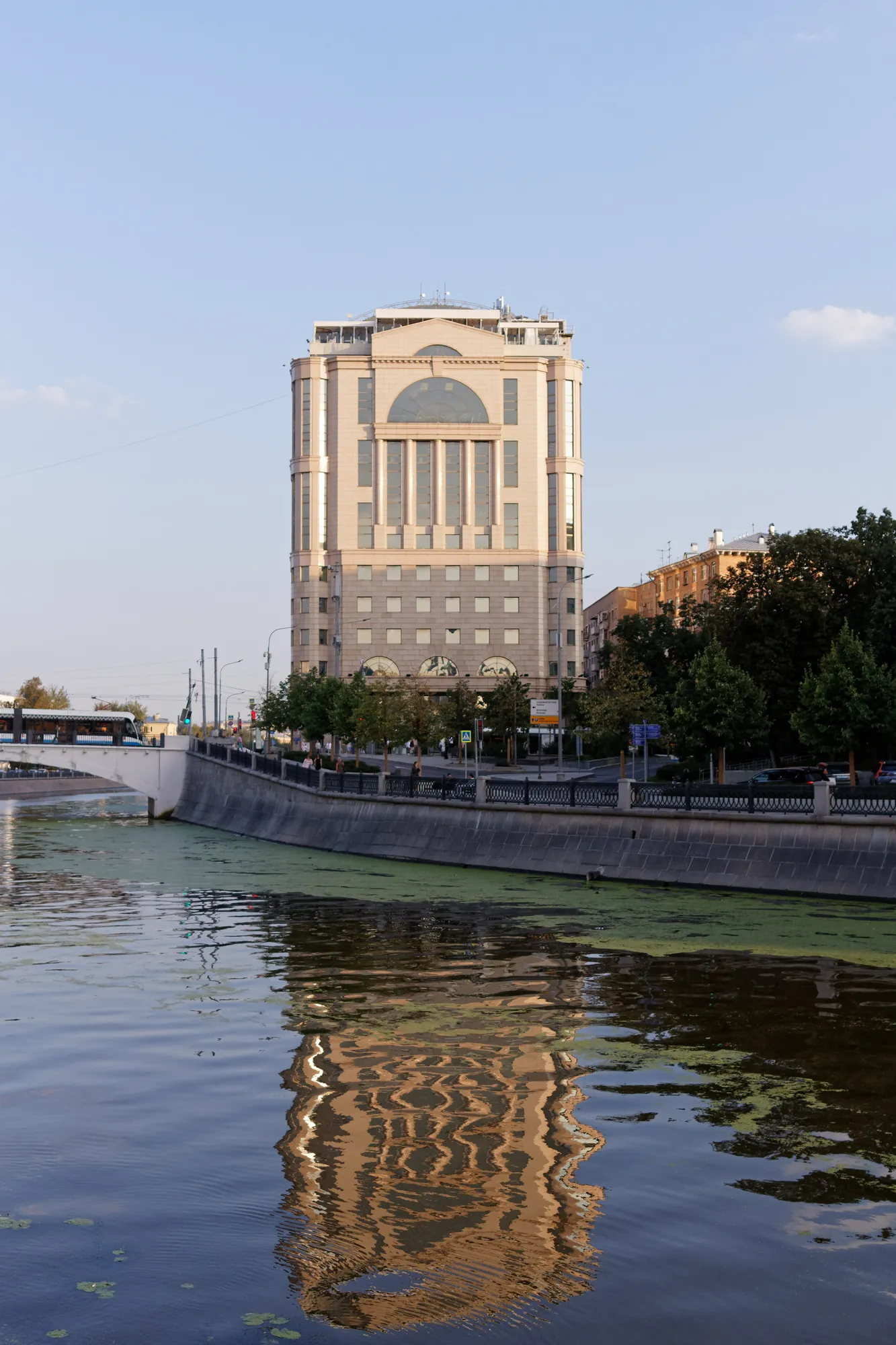 Central City Tower: башня над водоотводным каналом
